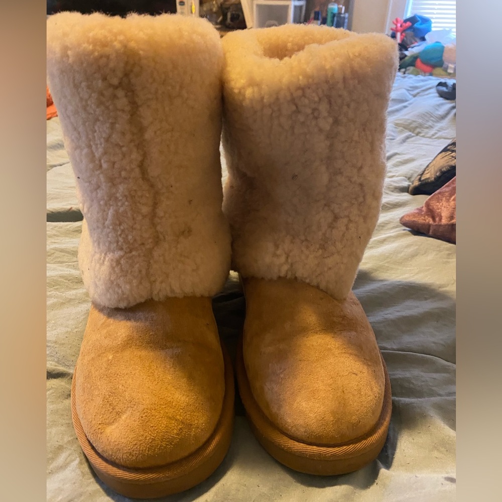 Discontinued UGGS Womens Size 9